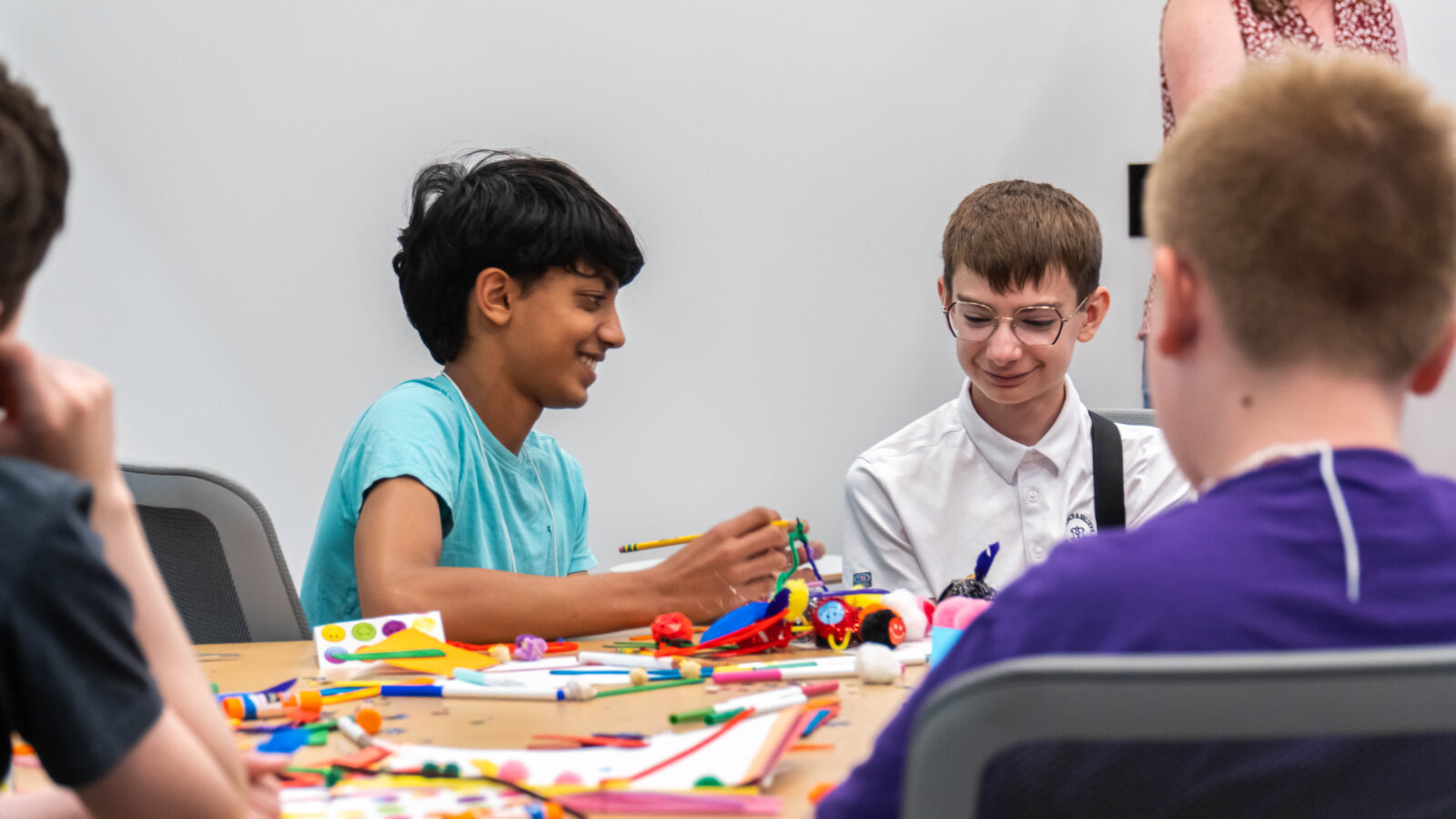 Students work together.